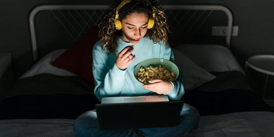 تناول الطعام ليلاً.. يبطئ الحرق ويزيد تراكم الدهون
