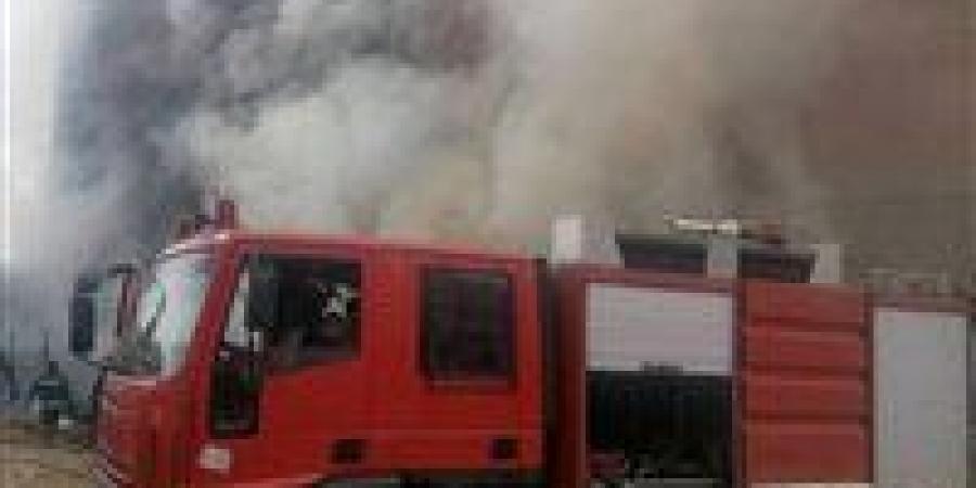 السيطرة على حريق بمخلفات ورق في كوم أوشيم الصناعية بالفيوم دون إصابات