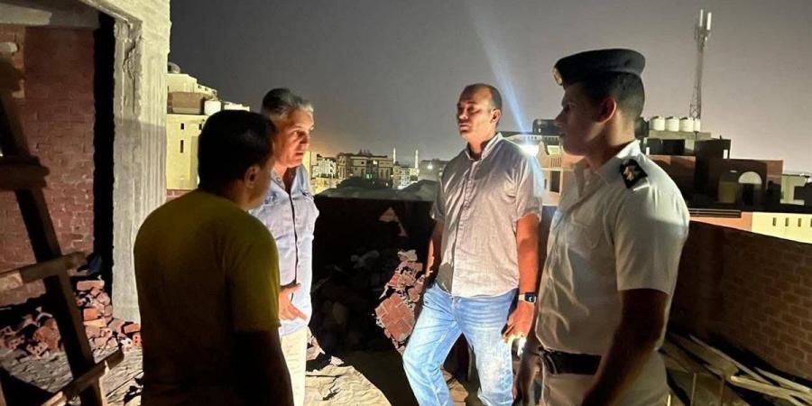 في حملة ليلية مفاجئة.. إزالة رووف مخالف بمنطقة الذهبية بالغردقة