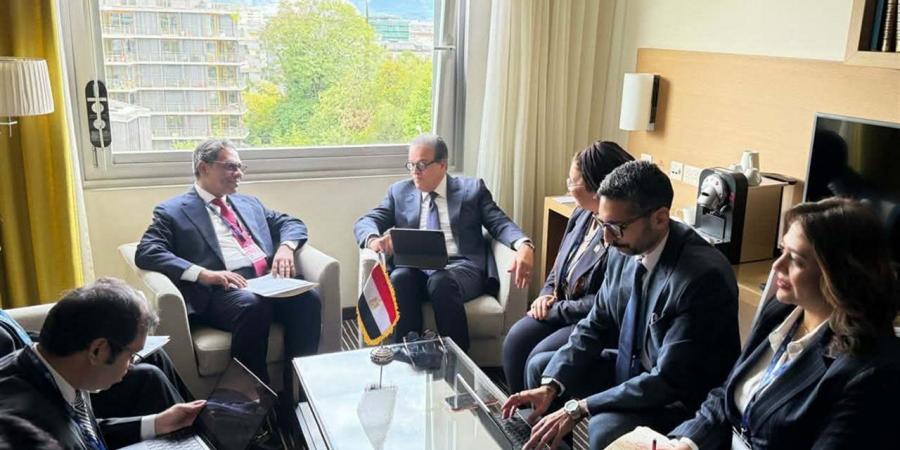 وزير الصحة يلتقي نظيره البنجلاديشي لبحث تعزيز التغطية الصحية الشاملة وصناعة الأدوية