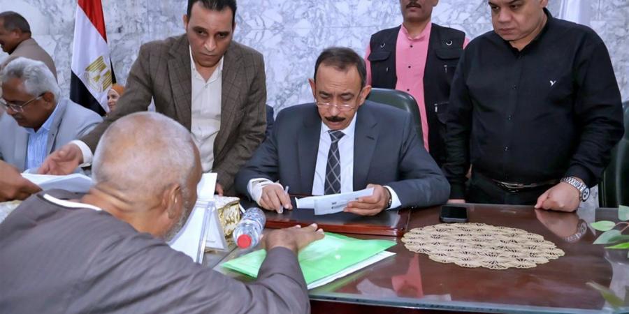 محافظ سوهاج يعقد اللقاء الجماهيري الأسبوعي لبحث مطالب المواطنين وحل مشكلاتهم