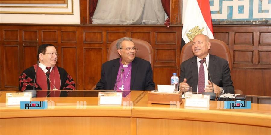 محافظ القاهرة يستقبل القس اندريه زكى  رئيس الطائفة الانجيلية للتهنئة بعيد الأضحى المبارك