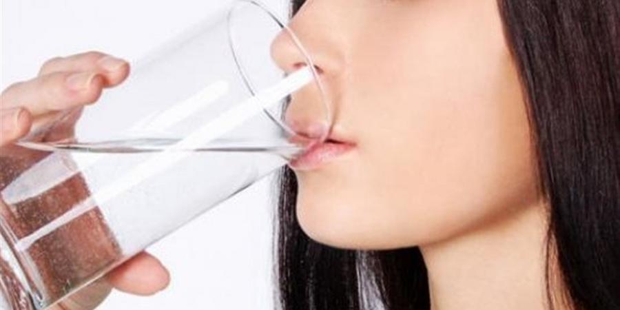 كيف يساهم شرب الماء في مكافحة التجاعيد والحفاظ على الشباب؟
