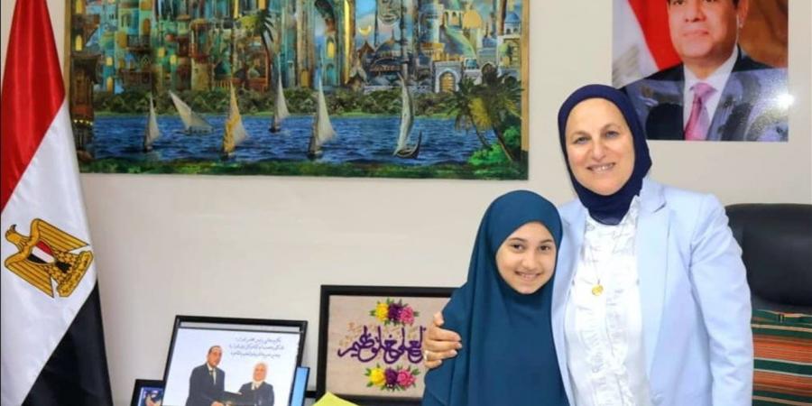 «تعليم القاهرة» تكرّم الفائزة بالمركز الأول في مسابقة القرآن الكريم