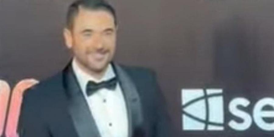 النجم أحمد عز يشارك في العرض الخاص لفيلمه " 7DOGS " (فيديو)