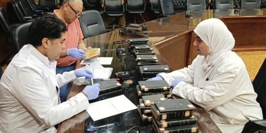 بدء المرحلة الثانية من فحص الكتب والمخطوطات بمكتبة البلدية بدمنهور