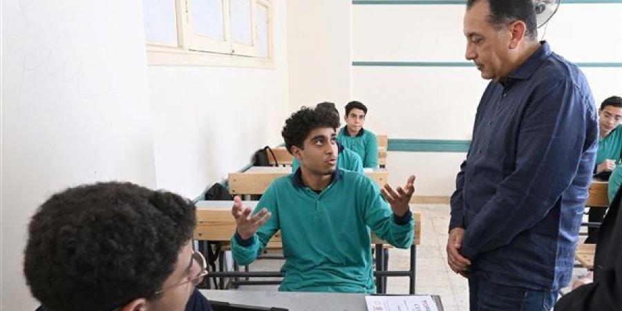 مدبولى يتفقد مجمع بولاق الدكرور التعليمى ويؤكد أهمية تدريس البرمجة والذكاء الاصطناعي