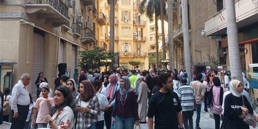 محافظ القاهرة.."شارع الفن" يحول وسط البلد إلى ساحة للإبداع والغناء وسط تصفيق حار من المواطنين