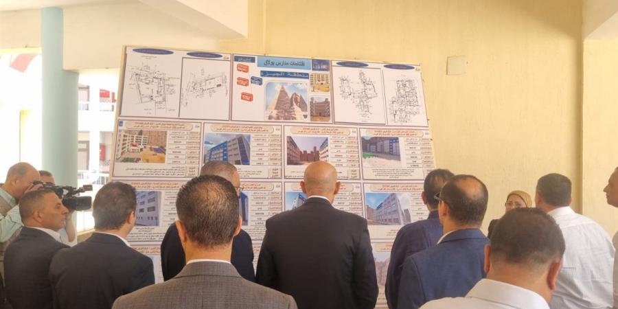 رئيس الوزراء يتفقد مجمع مدارس بولاق الدكرور ويجرى حوارا حول المنصة التعليمية مع الطالبات