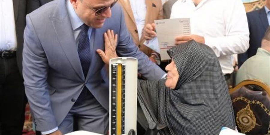 محافظ الغربية يتابع القافلة الطبية بقرية صفط تراب بالمحلة