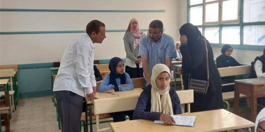 مدير تعليم نجع حمادي يتابع ختام امتحانات النقل بمدارس «الرئيسية»