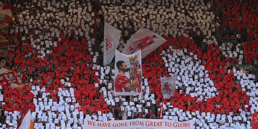 جمهور ليفربول يودع محمد صلاح بـ"تيفو" وعلم مصر