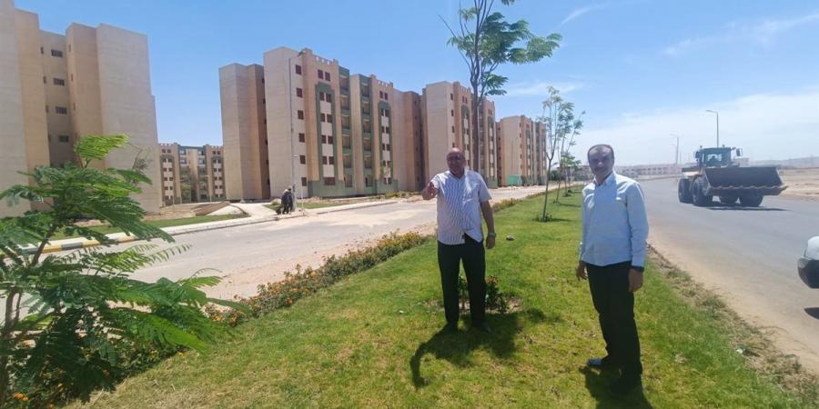 رئيس جهاز أخميم الجديدة يتابع أعمال الزراعة والتجميل لرفع كفاءة المسطحات الخضراء