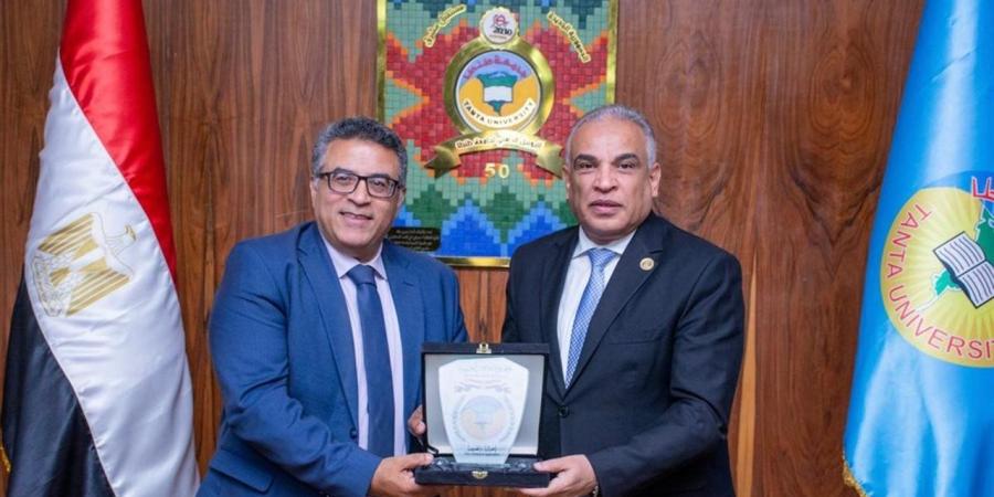 مجلس جامعة طنطا يكرم الدكتور حسني دوير مدير مركز البحوث والاستشارات الهندسية