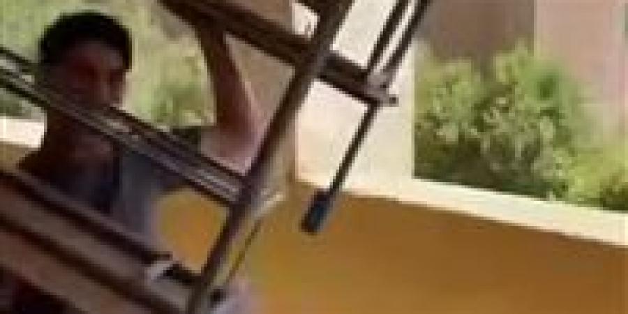 حقيقة فيديو تكسير الطلاب ديسكات وأبواب مدرسة.. مصدر بالتعليم يكشف التفاصيل الكاملة