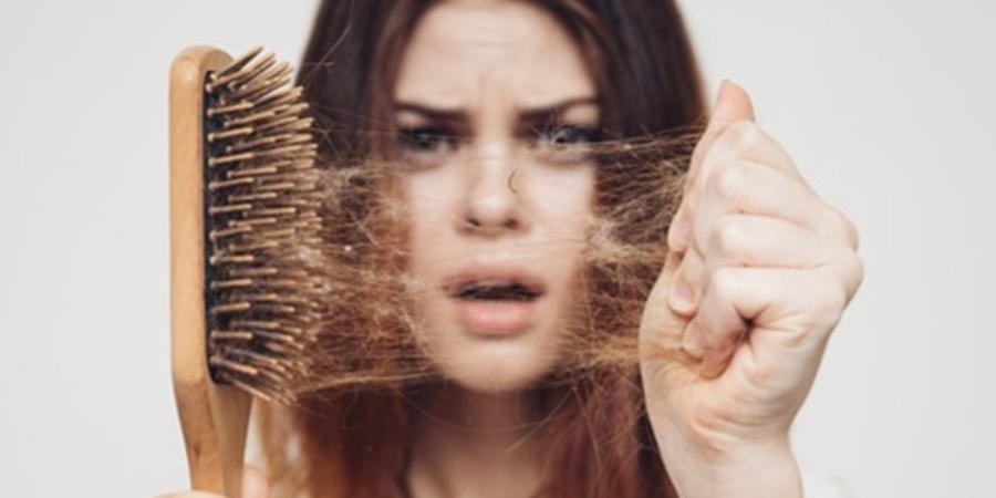 عادات شائعة تسرّع تساقط الشعر لدى النساء