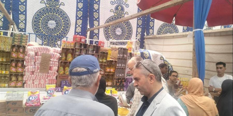 إقبال كثيف على معرض “اليوم الواحد” بالزقازيق.. وتخفيضات كبيرة على السلع استعدادًا للعيد