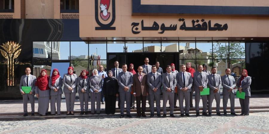 محافظ سوهاج يكرم المدربين الفائزين في مسابقة "شتاءك رقمي"