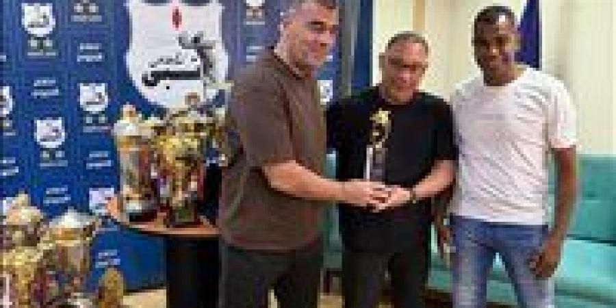 رئيس إنبي يكرم الجمل وحمص علي أدائهما مع الفريق لمدة موسم ونصف