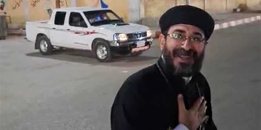 قساوسة يوزعون تهاني عيد الأضحى بين المواطنين بمدينة نجع حمادي