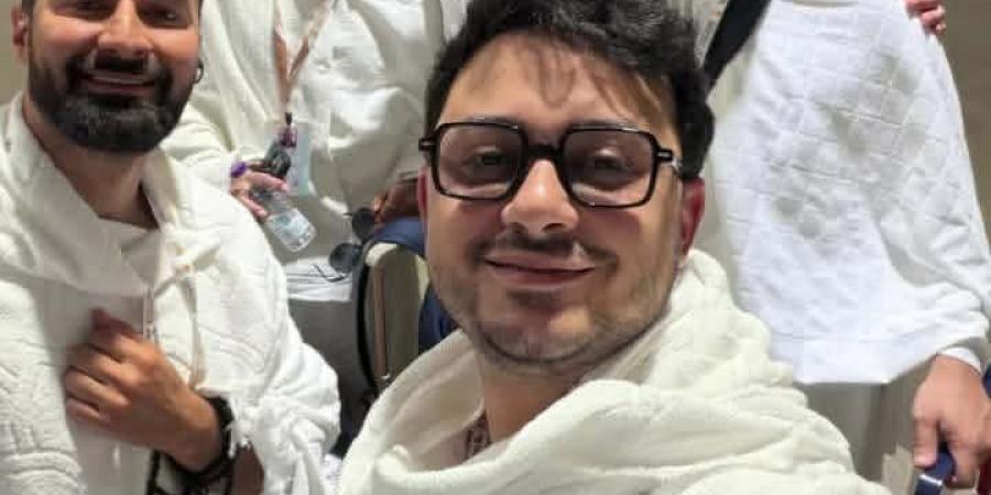 لأول مرة.. أحمد حاتم يؤدي مناسك الحج رفقة المنشد مصطفى عاطف