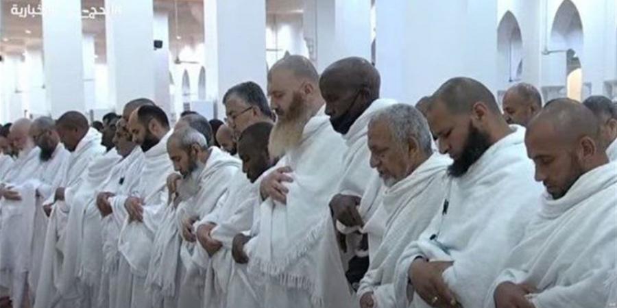 الحجاج يؤدون صلاتي الظهر والعصر جمعًا وقصرًا في مسجد نمرة بعد الاستماع لخطبة عرفة