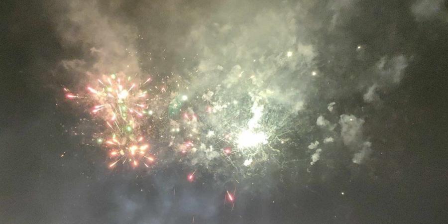 بالشماريخ والألعاب النارية.. مهرجان شباب الجيزة يُشعل الأجواء ويزين السماء في أول أيام العيد (فيديو)
