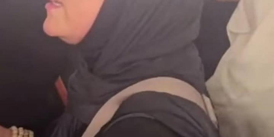"كأنه حلم جميل".. دعاء فاروق تلامس الحجر الأسود لأول مرة بعد 4 رحلات حج