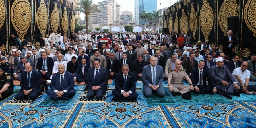 محافظ الجيزة يؤدي صلاة عيد الأضحى بساحة مسجد مصطفى محمود (صور)