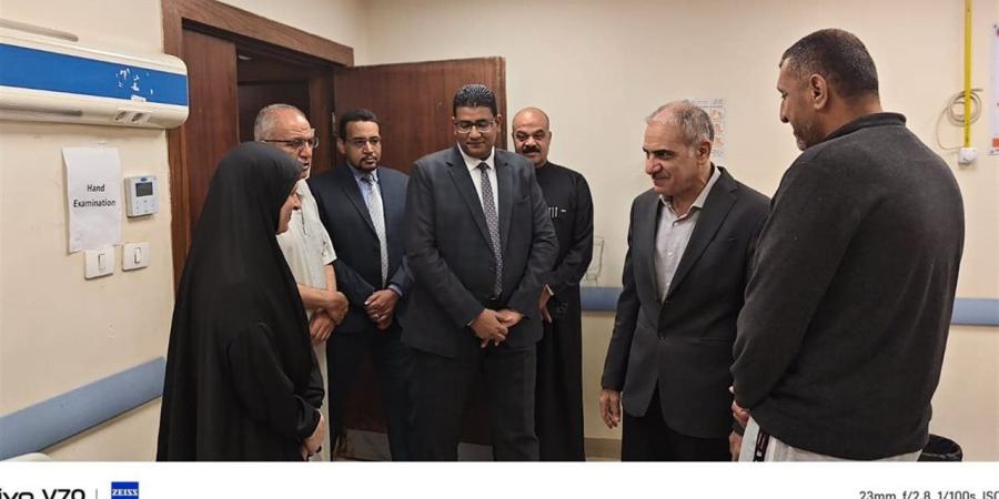 بأول أيام عيد الأضحى.. رئيس جامعة أسوان يزور المرضى في المستشفيات الجامعية