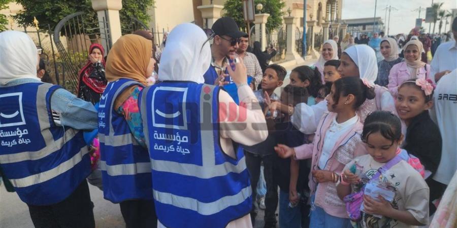"حياة كريمة" تُوزع الحلوى والورود على الأطفال والمواطنين في مطروح