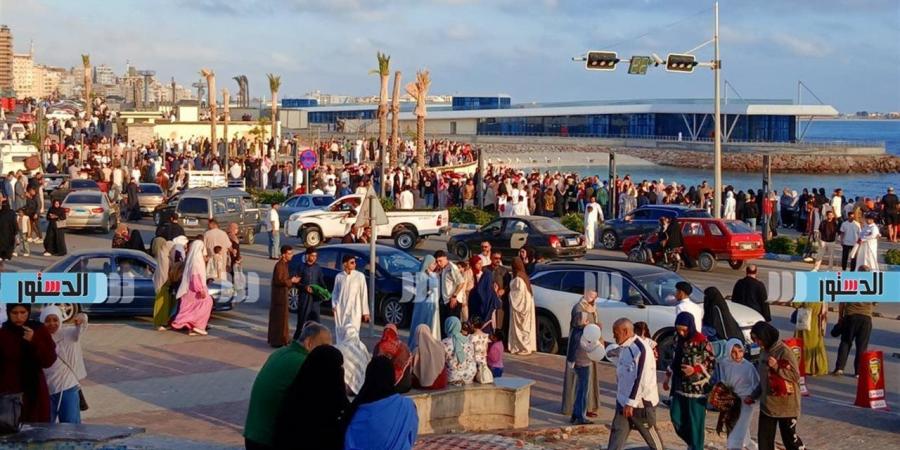 توافد الأهالي على كورنيش مرسى مطروح احتفالًا بعيد الأضحى