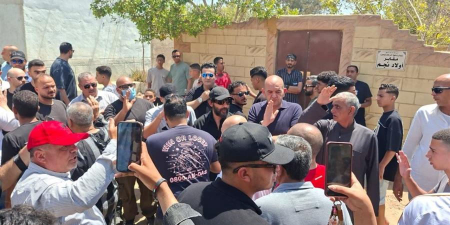 مع السلامة يا أمي.. انهيار الفنان أحمد حلمي في جنازة والدته ببنها