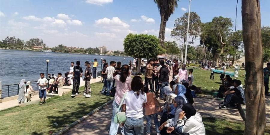 للاستمتاع بجمال الطبيعة.. آلاف المواطنين يتوافدون على حدائق القناطر الخيرية بثالث أيام العيد
