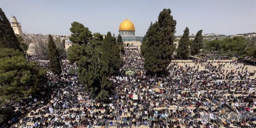 60 ألف شخص يؤدون صلاة الجمعة في الأقصى رغم إجراءات الاحتلال المشددة
