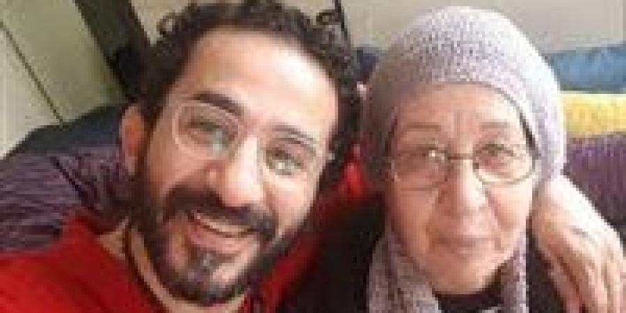 عدم إقامة عزاء.. أحمد حلمي يعلن الاكتفاء بتلقي والدته بالمقابر