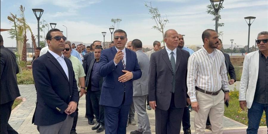 محافظ قنا يوجه بتكثيف حملات النظافة.. ورفع 64 طن مخلفات بمركز الوقف