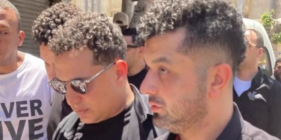 أول الحضور.. رضا البحراوي يواسي حمو بيكا ووالدته