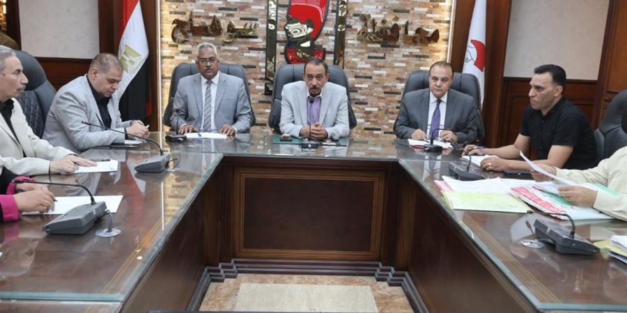 محافظ سوهاج يستعرض موقف تقنين أراضي الدولة ويوجه بحصر الأصول رقميًا