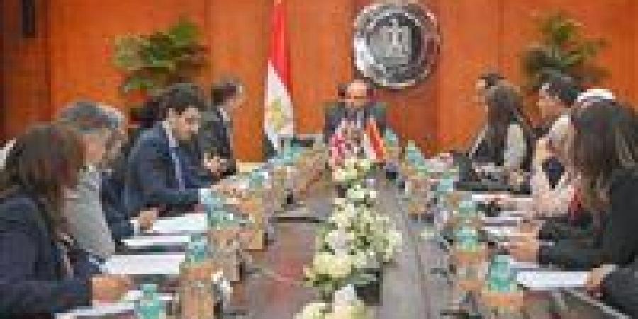 وزير الاستثمار يلتقي السفير البريطاني لتعزيز الشراكة الاقتصادية وتعميق التعاون الاستثماري والتجاري