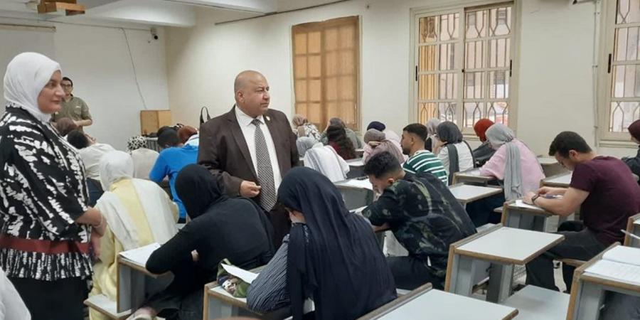 نائب رئيس جامعة القاهرة يتفقد عددًا من الكليات