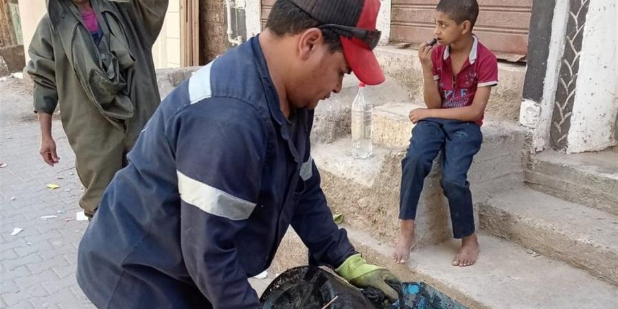 رئيس مياه سوهاج: استمرار أعمال تطهير شبكات الصرف الصحي ميكانيكيًا ويدويًا