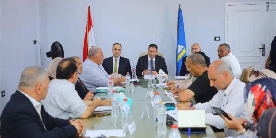 محافظ دمياط يبحث مطالب أهالي رأس البر