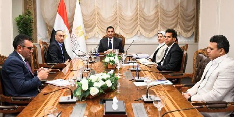 وزير الرياضة يناقش جاهزية الشركات المسؤلة عن تطبيق الكود الطبي بالموسم الرياضي الجديد