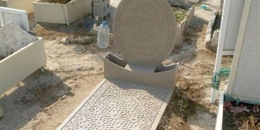 حكم وضع لافتة باسم المتوفى على المقبرة