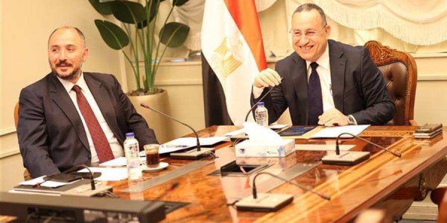 وزير التعليم العالي يناقش تكثيف إطلاق القوافل المتكاملة داخل وخارج مصر