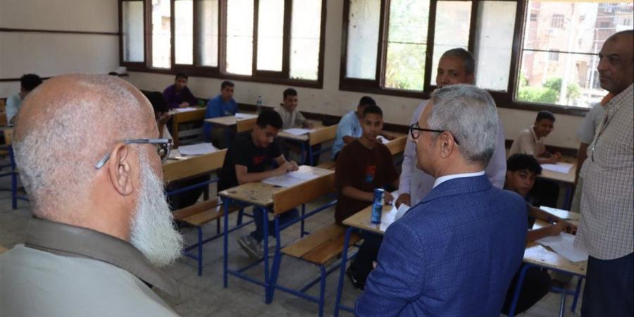 محافظ بني سويف يتفقد سير امتحانات الفصل الثاني للشهادة الإعدادية