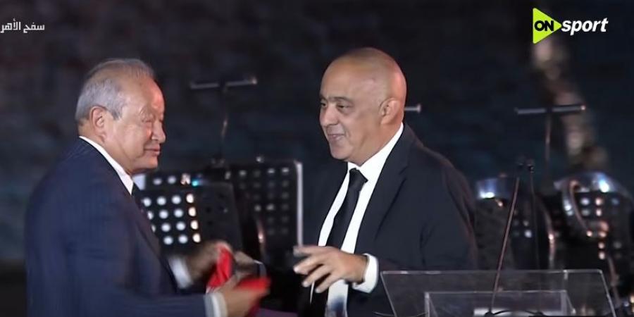 محمد يحيى لطفي يهدي نجيب ساويرس قميص منتخب مصر في كأس العالم بحفل راعي الدوري
