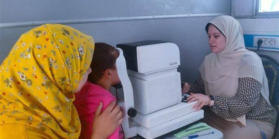 الكشف علي 72 مواطنًا خلال قافلة سكانية بقرية المروحة بالبحيرة