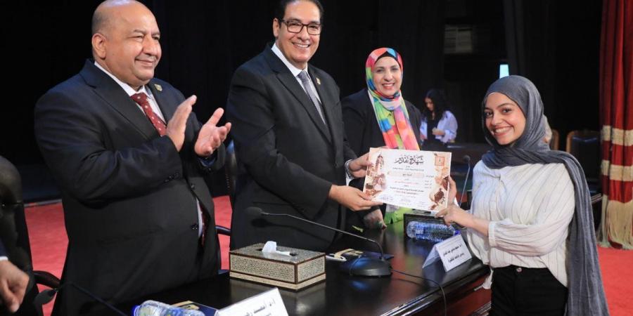 رئيس جامعة القاهرة يكرم الفائزين في مهرجان العروض المسرحية الطويلة